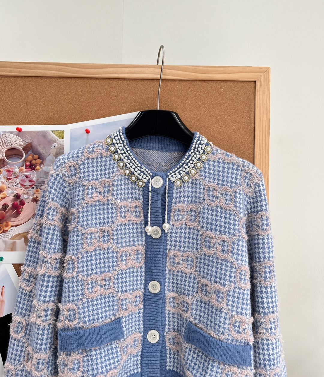 🆕Gucci 限定款重工钉珠复古提花满幅𝐆𝐆羊毛开衫 时髦又复古的珍珠项圈修饰，经典圆领短袖上衣及A字裙摆设计上身巨复古