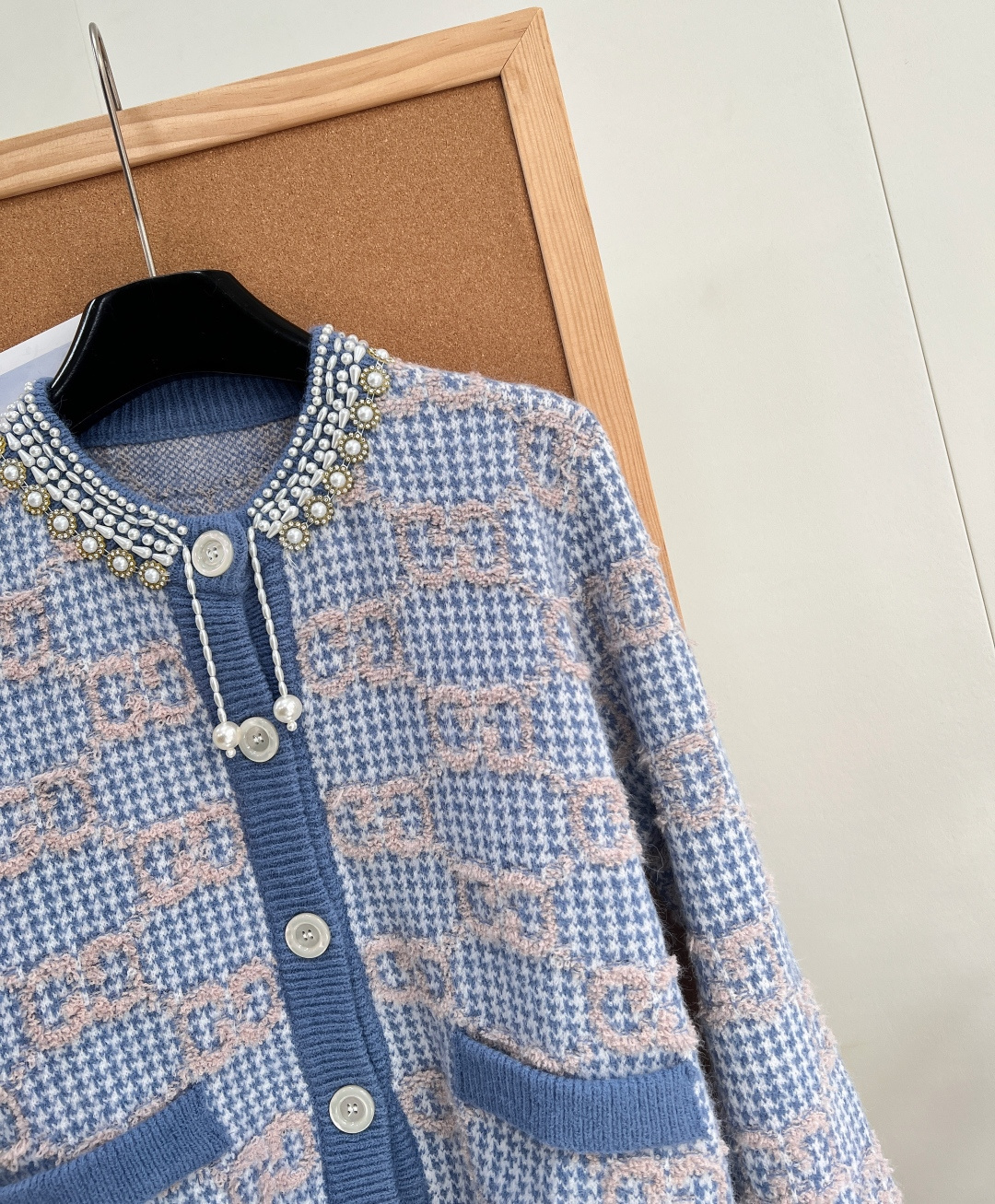 🆕Gucci 限定款重工钉珠复古提花满幅𝐆𝐆羊毛开衫 时髦又复古的珍珠项圈修饰，经典圆领短袖上衣及A字裙摆设计上身巨复古