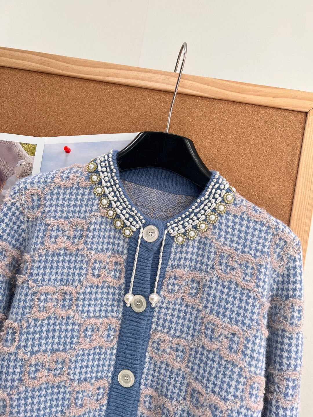 🆕Gucci 限定款重工钉珠复古提花满幅𝐆𝐆羊毛开衫 时髦又复古的珍珠项圈修饰，经典圆领短袖上衣及A字裙摆设计上身巨复古
