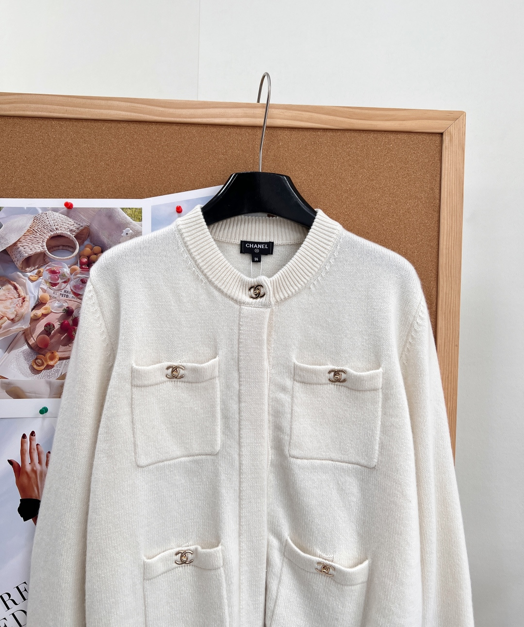 🆕CHANEL新款高端原单品质,Coco女孩26B新品!金属扣羊绒开衫外套!经典四口袋💗扣钮双c配件设计百搭减龄又时髦! 🆕CHANEL新款高端原单品质,Coco女孩26B新品!金属扣羊绒开衫外套!经典四口袋💗扣钮双c配件设计百搭减龄又时髦!