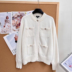 🆕CHANEL新款高端原单品质,Coco女孩26B新品!金属扣羊绒开衫外套!经典四口袋💗扣钮双c配件设计百搭减龄又时髦! 🆕CHANEL新款高端原单品质,Coco女孩26B新品!金属扣羊绒开衫外套!经典四口袋💗扣钮双c配件设计百搭减龄又时髦!