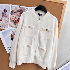 🆕CHANEL新款高端原单品质,Coco女孩26B新品!金属扣羊绒开衫外套!经典四口袋💗扣钮双c配件设计百搭减龄又时髦! 🆕CHANEL新款高端原单品质,Coco女孩26B新品!金属扣羊绒开衫外套!经典四口袋💗扣钮双c配件设计百搭减龄又时髦!