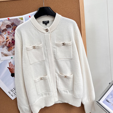 🆕CHANEL新款高端原单品质,Coco女孩26B新品!金属扣羊绒开衫外套!经典四口袋💗扣钮双c配件设计百搭减龄又时髦! 🆕CHANEL新款高端原单品质,Coco女孩26B新品!金属扣羊绒开衫外套!经典四口袋💗扣钮双c配件设计百搭减龄又时髦!