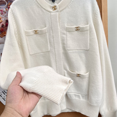🆕CHANEL新款高端原单品质,Coco女孩26B新品!金属扣羊绒开衫外套!经典四口袋💗扣钮双c配件设计百搭减龄又时髦! 🆕CHANEL新款高端原单品质,Coco女孩26B新品!金属扣羊绒开衫外套!经典四口袋💗扣钮双c配件设计百搭减龄又时髦!