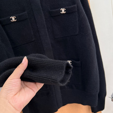 🆕CHANEL新款高端原单品质,Coco女孩26B新品!金属扣羊绒开衫外套!经典四口袋💗扣钮双c配件设计百搭减龄又时髦! 🆕CHANEL新款高端原单品质,Coco女孩26B新品!金属扣羊绒开衫外套!经典四口袋💗扣钮双c配件设计百搭减龄又时髦!