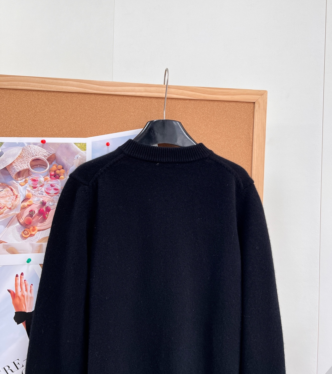 🆕CHANEL新款高端原单品质,Coco女孩26B新品!金属扣羊绒开衫外套!经典四口袋💗扣钮双c配件设计百搭减龄又时髦! 🆕CHANEL新款高端原单品质,Coco女孩26B新品!金属扣羊绒开衫外套!经典四口袋💗扣钮双c配件设计百搭减龄又时髦!