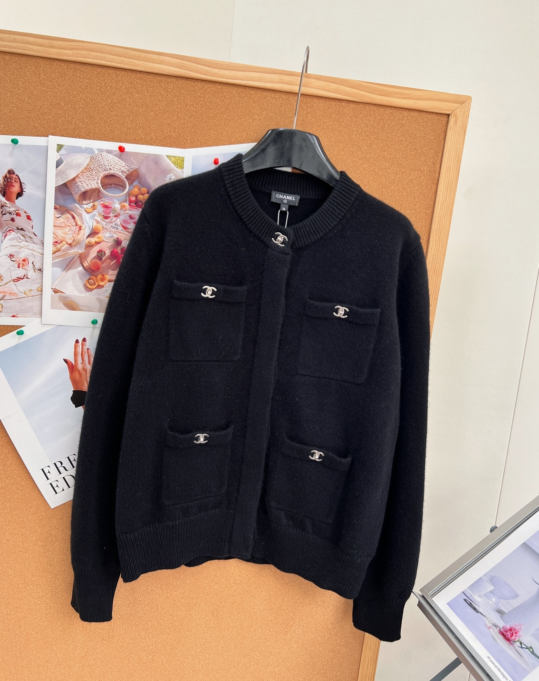 🆕CHANEL新款高端原单品质,Coco女孩26B新品!金属扣羊绒开衫外套!经典四口袋💗扣钮双c配件设计百搭减龄又时髦! 🆕CHANEL新款高端原单品质,Coco女孩26B新品!金属扣羊绒开衫外套!经典四口袋💗扣钮双c配件设计百搭减龄又时髦!
