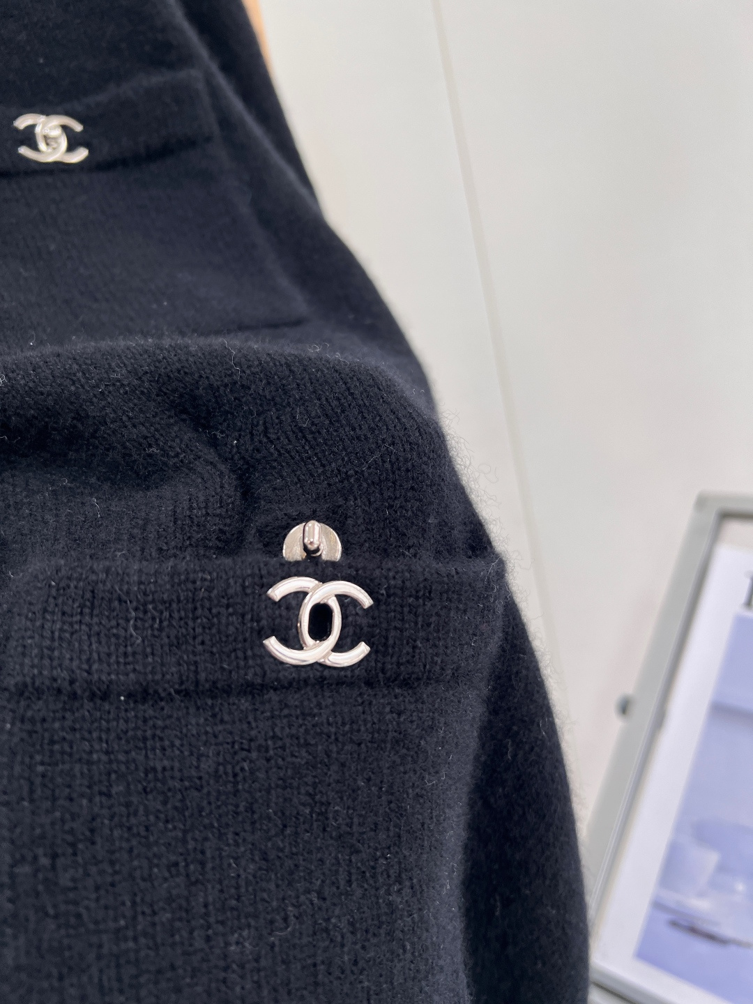 🆕CHANEL新款高端原单品质,Coco女孩26B新品!金属扣羊绒开衫外套!经典四口袋💗扣钮双c配件设计百搭减龄又时髦! 🆕CHANEL新款高端原单品质,Coco女孩26B新品!金属扣羊绒开衫外套!经典四口袋💗扣钮双c配件设计百搭减龄又时髦!
