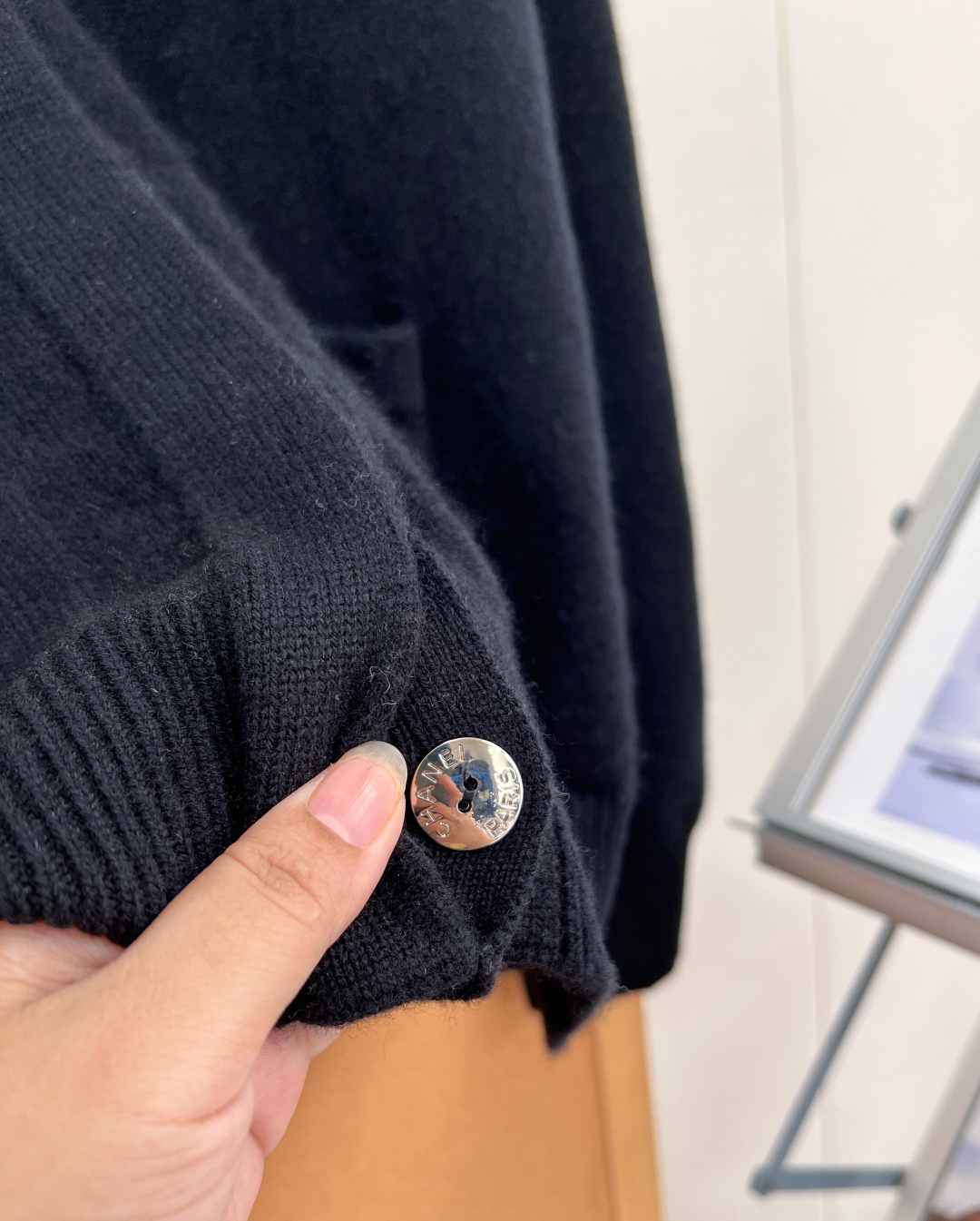 🆕CHANEL新款高端原单品质,Coco女孩26B新品!金属扣羊绒开衫外套!经典四口袋💗扣钮双c配件设计百搭减龄又时髦! 🆕CHANEL新款高端原单品质,Coco女孩26B新品!金属扣羊绒开衫外套!经典四口袋💗扣钮双c配件设计百搭减龄又时髦!