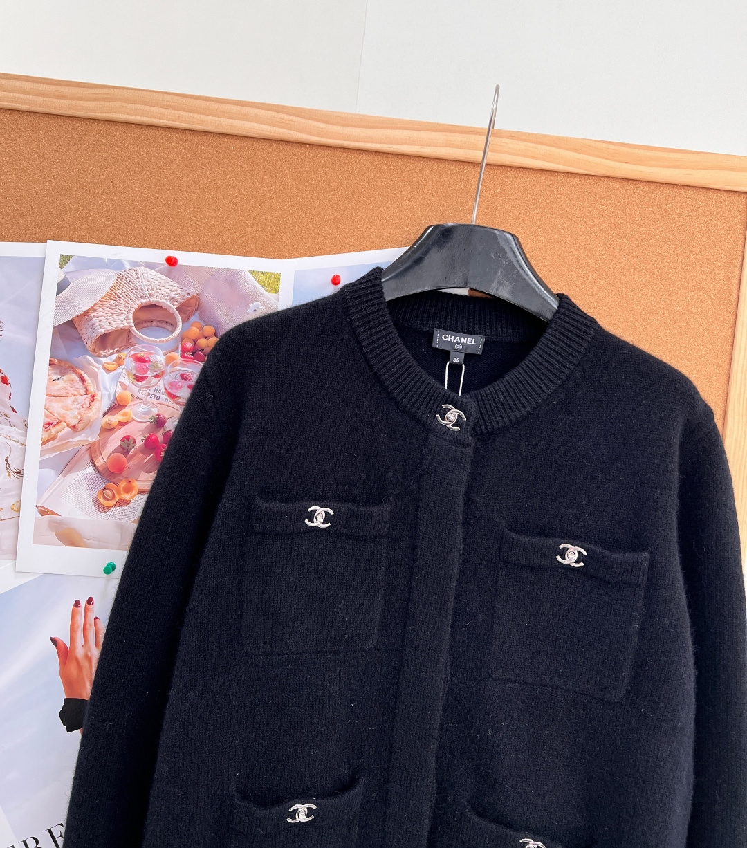 🆕CHANEL新款高端原单品质,Coco女孩26B新品!金属扣羊绒开衫外套!经典四口袋💗扣钮双c配件设计百搭减龄又时髦! 🆕CHANEL新款高端原单品质,Coco女孩26B新品!金属扣羊绒开衫外套!经典四口袋💗扣钮双c配件设计百搭减龄又时髦!