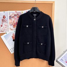 🆕CHANEL新款高端原单品质,Coco女孩26B新品!金属扣羊绒开衫外套!经典四口袋💗扣钮双c配件设计百搭减龄又时髦! 🆕CHANEL新款高端原单品质,Coco女孩26B新品!金属扣羊绒开衫外套!经典四口袋💗扣钮双c配件设计百搭减龄又时髦!