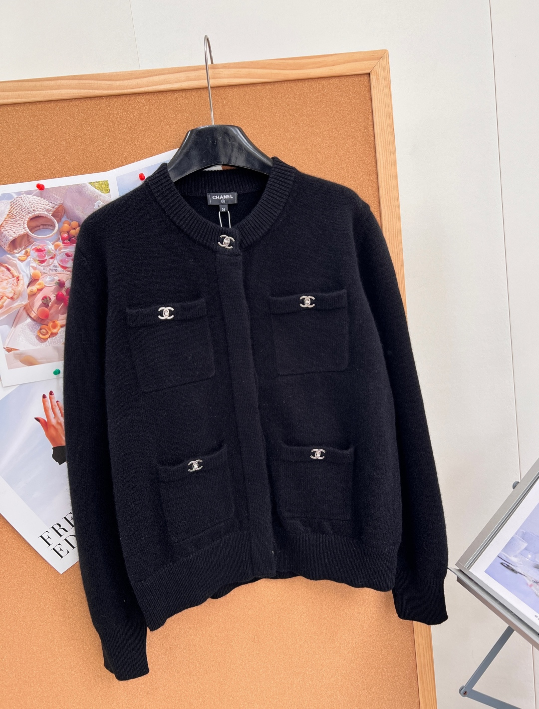 🆕CHANEL新款高端原单品质,Coco女孩26B新品!金属扣羊绒开衫外套!经典四口袋💗扣钮双c配件设计百搭减龄又时髦! 🆕CHANEL新款高端原单品质,Coco女孩26B新品!金属扣羊绒开衫外套!经典四口袋💗扣钮双c配件设计百搭减龄又时髦!