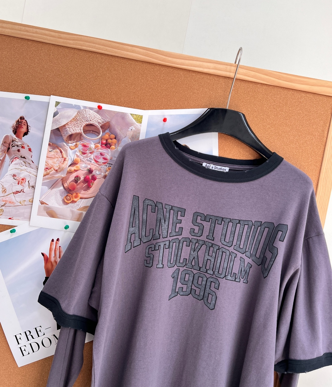 🆕Acne26秋冬新款假两件长袖T恤,明星李宇春同款,炭灰色做旧面料+复古字母印花,美式复古氛围感拉满!假两件设计,外层 🆕Acne26秋冬新款假两件长袖T恤,明星李宇春同款,炭灰色做旧面料+复古字母印花,美式复古氛围感拉满!假两件设计,外层