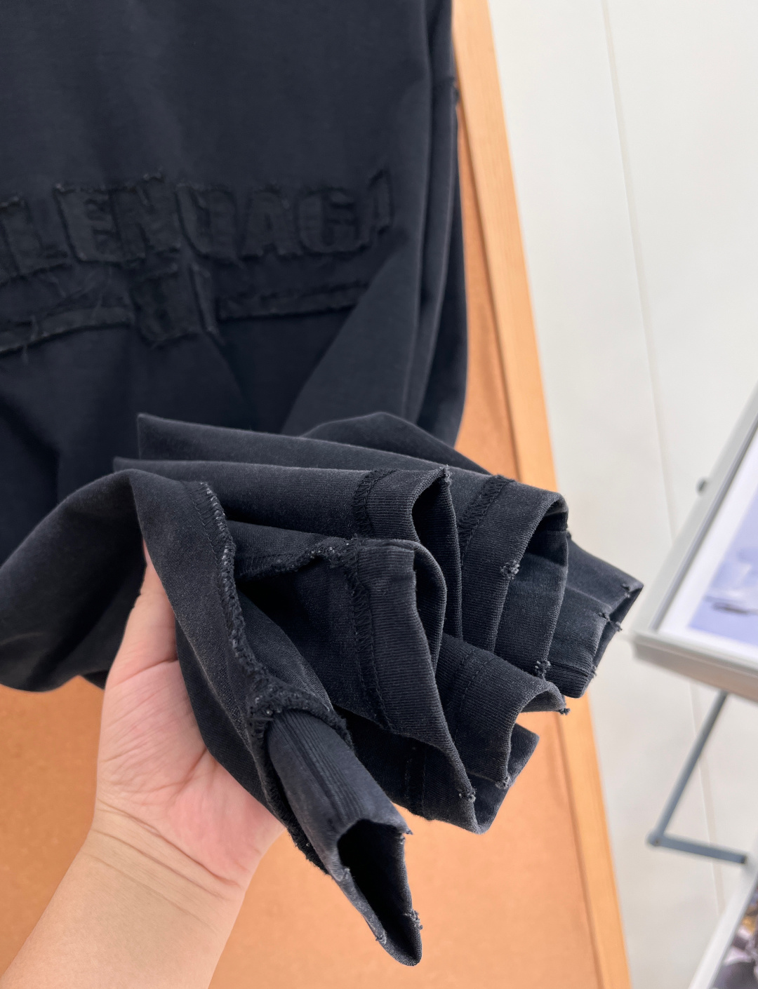 🆕BALENCIAGA巴黎世家新品男女同款！高街腔调的大廓形剪裁，上身便是oversize效果，胸前BALENCIAGA