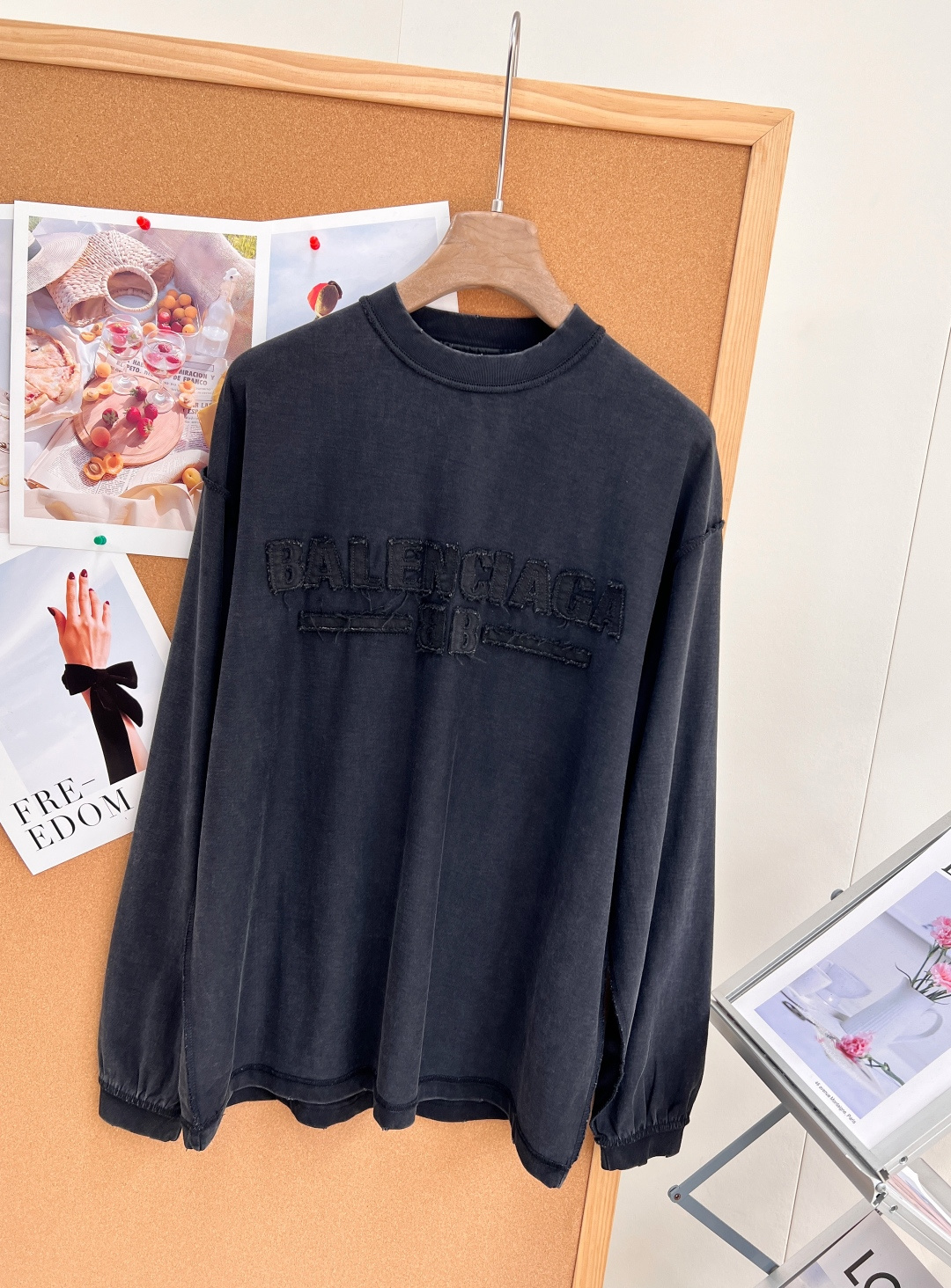 🆕BALENCIAGA巴黎世家新品男女同款！高街腔调的大廓形剪裁，上身便是oversize效果，胸前BALENCIAGA