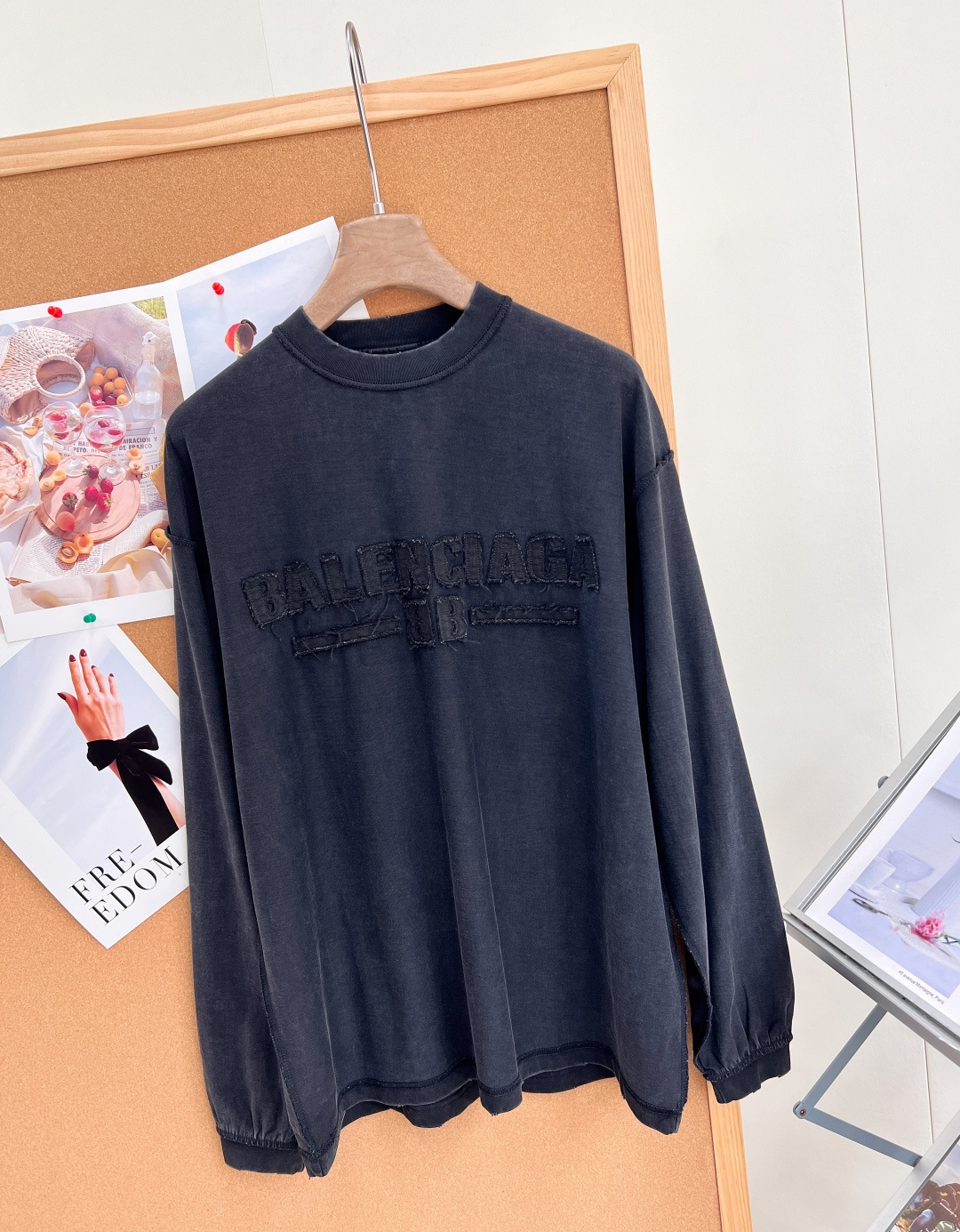 🆕BALENCIAGA巴黎世家新品男女同款！高街腔调的大廓形剪裁，上身便是oversize效果，胸前BALENCIAGA