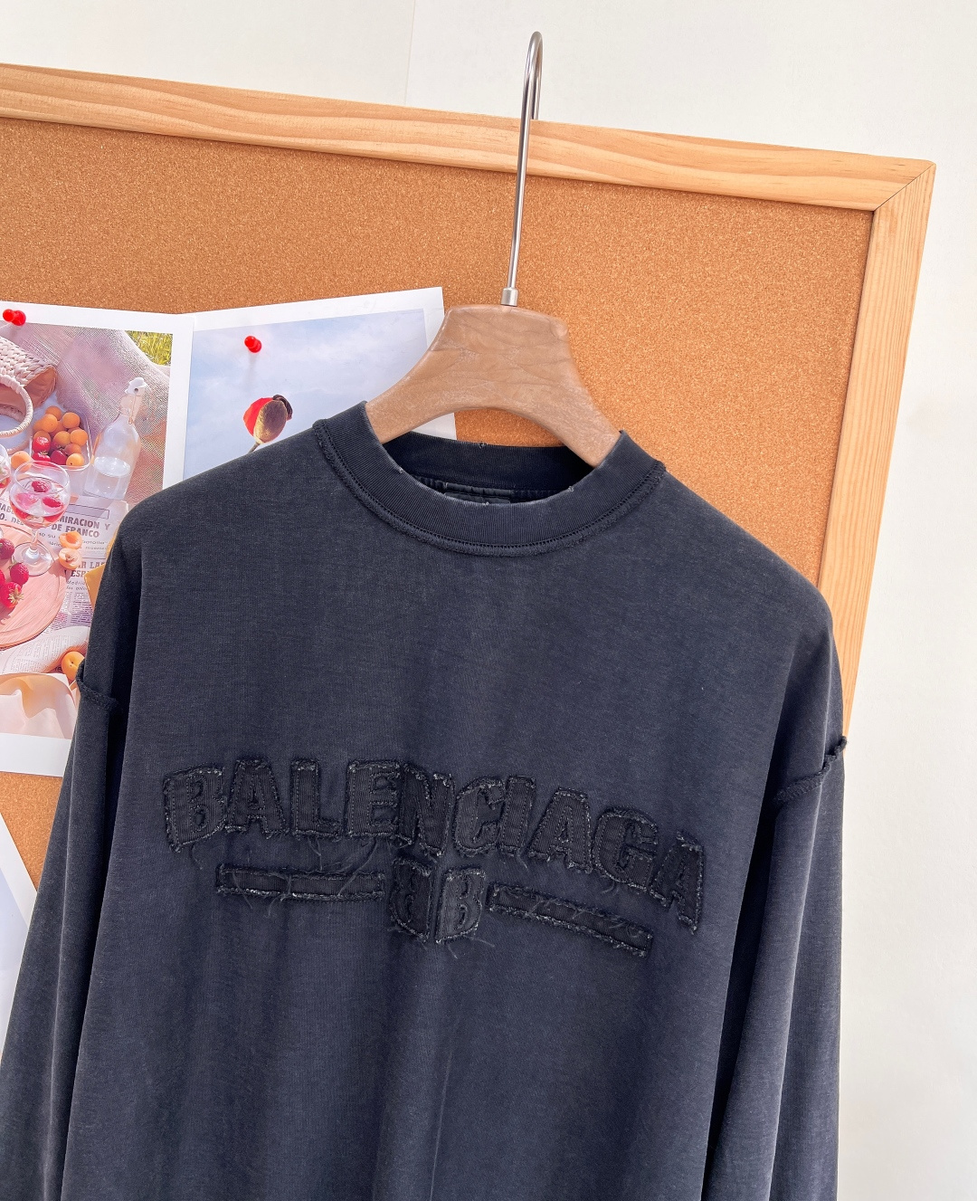 🆕BALENCIAGA巴黎世家新品男女同款！高街腔调的大廓形剪裁，上身便是oversize效果，胸前BALENCIAGA