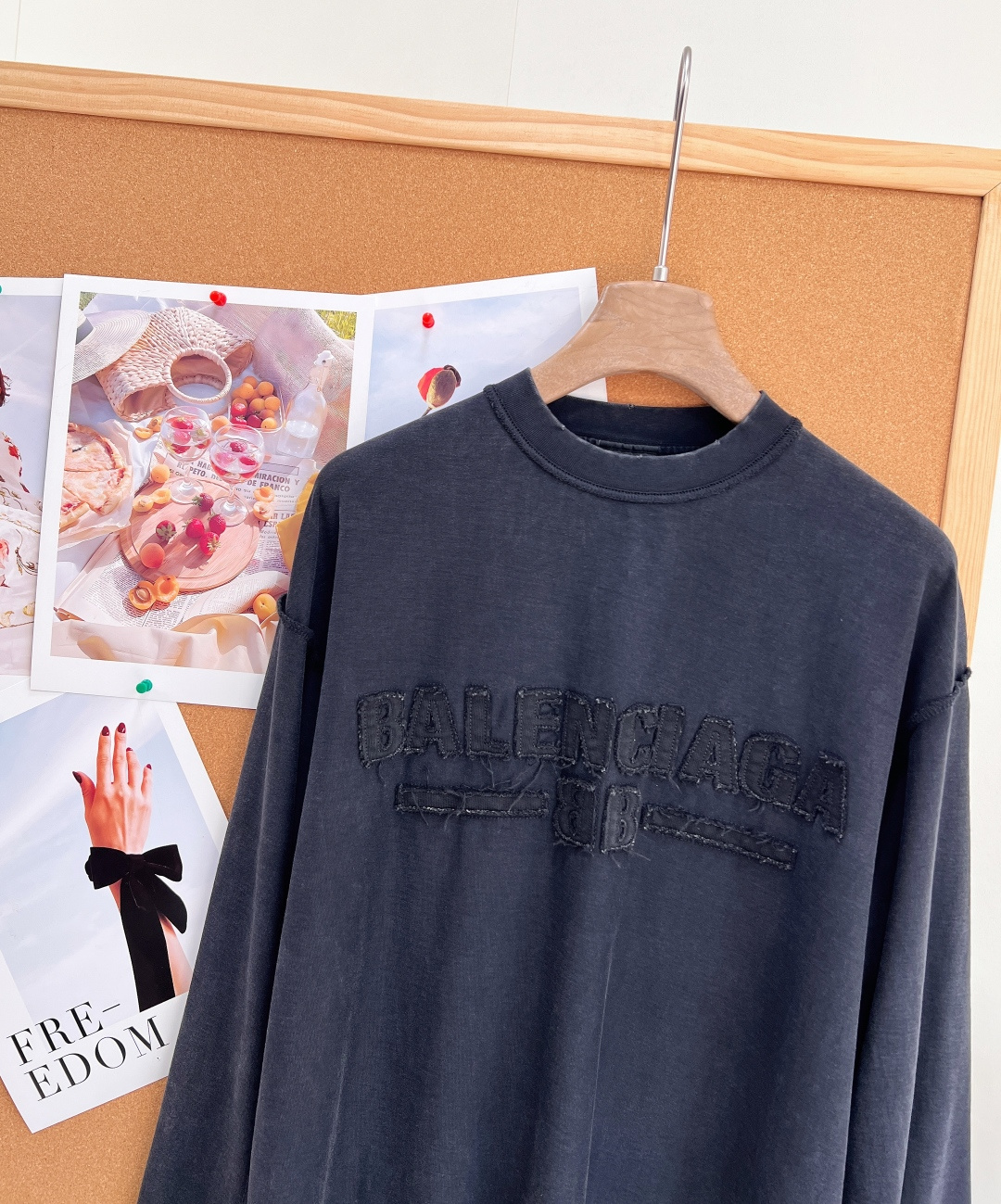 🆕BALENCIAGA巴黎世家新品男女同款！高街腔调的大廓形剪裁，上身便是oversize效果，胸前BALENCIAGA