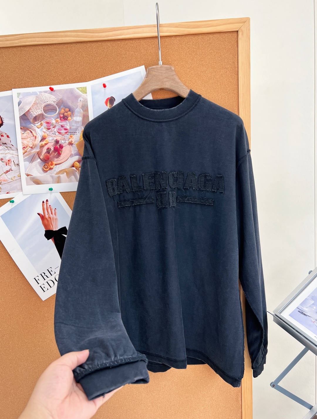🆕BALENCIAGA巴黎世家新品男女同款！高街腔调的大廓形剪裁，上身便是oversize效果，胸前BALENCIAGA