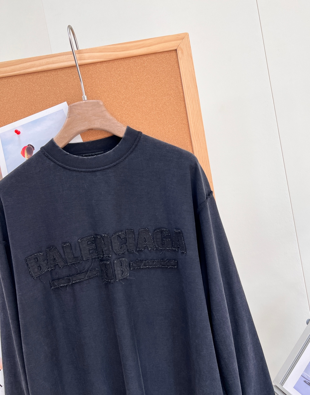🆕BALENCIAGA巴黎世家新品男女同款！高街腔调的大廓形剪裁，上身便是oversize效果，胸前BALENCIAGA