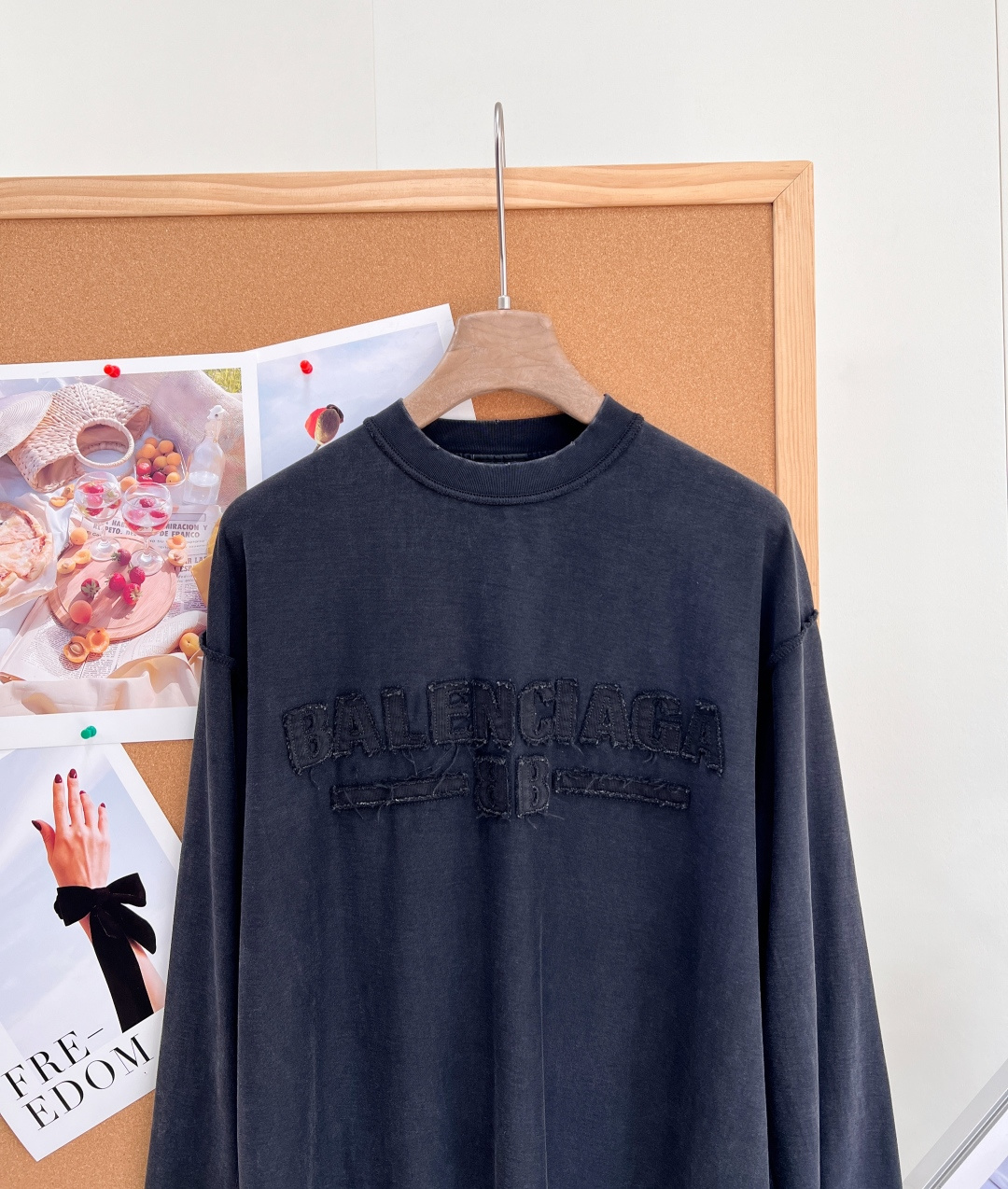 🆕BALENCIAGA巴黎世家新品男女同款！高街腔调的大廓形剪裁，上身便是oversize效果，胸前BALENCIAGA