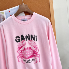 🆕GANNI粉色螃蟹印花长袖T恤 丹麦小众甜酷品牌,GANNI这件螃蟹长袖太懂少女心!爆火ins博主同款,品牌标志性俏皮 🆕GANNI粉色螃蟹印花长袖T恤 丹麦小众甜酷品牌,GANNI这件螃蟹长袖太懂少女心!爆火ins博主同款,品牌标志性俏皮