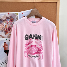 🆕GANNI粉色螃蟹印花长袖T恤 丹麦小众甜酷品牌,GANNI这件螃蟹长袖太懂少女心!爆火ins博主同款,品牌标志性俏皮 🆕GANNI粉色螃蟹印花长袖T恤 丹麦小众甜酷品牌,GANNI这件螃蟹长袖太懂少女心!爆火ins博主同款,品牌标志性俏皮