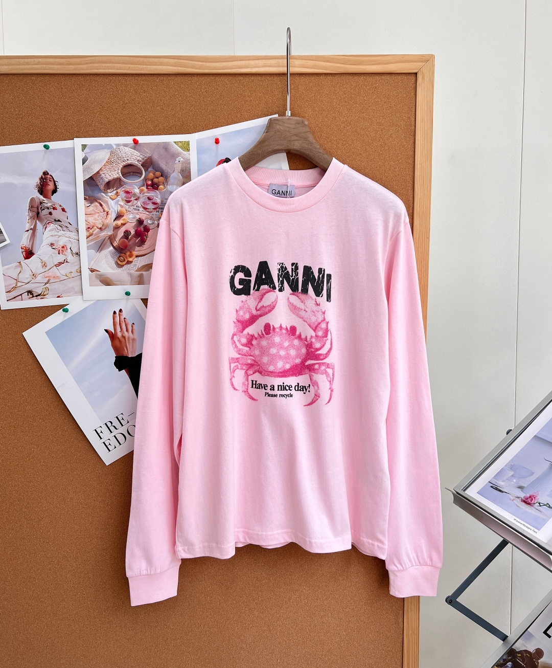 🆕GANNI粉色螃蟹印花长袖T恤 丹麦小众甜酷品牌，GANNI这件螃蟹长袖太懂少女心！爆火ins博主同款，品牌标志性俏皮