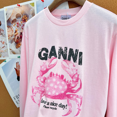 🆕GANNI粉色螃蟹印花长袖T恤 丹麦小众甜酷品牌,GANNI这件螃蟹长袖太懂少女心!爆火ins博主同款,品牌标志性俏皮 🆕GANNI粉色螃蟹印花长袖T恤 丹麦小众甜酷品牌,GANNI这件螃蟹长袖太懂少女心!爆火ins博主同款,品牌标志性俏皮