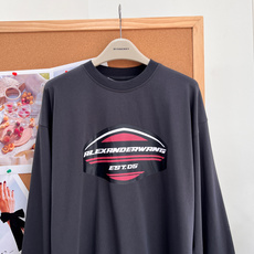 🆕Alexander Wang 2026新款盾牌图案字母印花长袖T恤,宽松廓形,垂坠感十足,既符合大王追求的生活态度,又 🆕Alexander Wang 2026新款盾牌图案字母印花长袖T恤,宽松廓形,垂坠感十足,既符合大王追求的生活态度,又