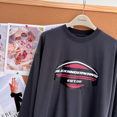 🆕Alexander Wang 2026新款盾牌图案字母印花长袖T恤,宽松廓形,垂坠感十足,既符合大王追求的生活态度,又 🆕Alexander Wang 2026新款盾牌图案字母印花长袖T恤,宽松廓形,垂坠感十足,既符合大王追求的生活态度,又