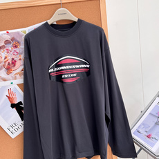 🆕Alexander Wang 2026新款盾牌图案字母印花长袖T恤,宽松廓形,垂坠感十足,既符合大王追求的生活态度,又 🆕Alexander Wang 2026新款盾牌图案字母印花长袖T恤,宽松廓形,垂坠感十足,既符合大王追求的生活态度,又