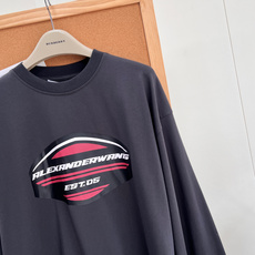 🆕Alexander Wang 2026新款盾牌图案字母印花长袖T恤,宽松廓形,垂坠感十足,既符合大王追求的生活态度,又 🆕Alexander Wang 2026新款盾牌图案字母印花长袖T恤,宽松廓形,垂坠感十足,既符合大王追求的生活态度,又