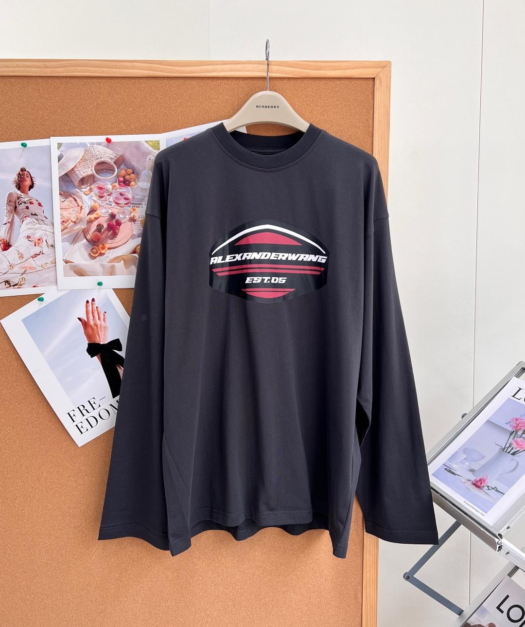 🆕Alexander Wang 2026新款盾牌图案字母印花长袖T恤，宽松廓形，垂坠感十足，既符合大王追求的生活态度，又