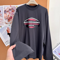🆕Alexander Wang 2026新款盾牌图案字母印花长袖T恤,宽松廓形,垂坠感十足,既符合大王追求的生活态度,又 🆕Alexander Wang 2026新款盾牌图案字母印花长袖T恤,宽松廓形,垂坠感十足,既符合大王追求的生活态度,又