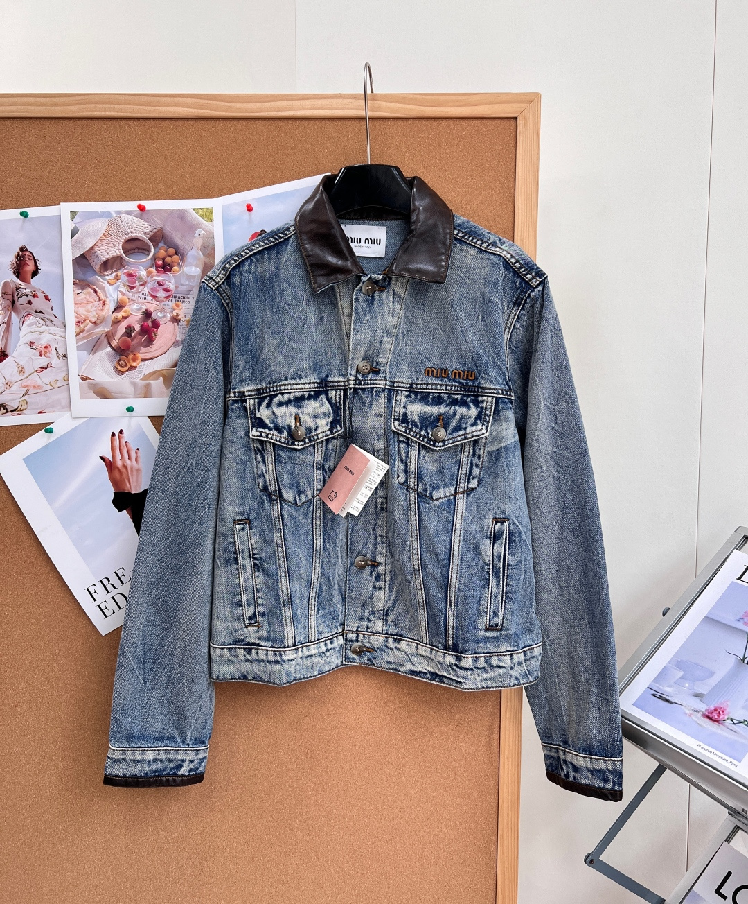 🆕MiuMiu26秋冬复古皮领牛仔外套封神，秋冬重磅新品Miu皮领牛仔夹克终于现货！女明星私服出镜率超高，复古美拉德氛围