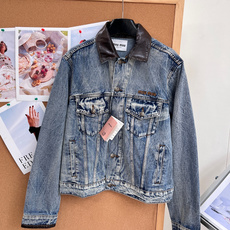 🆕MiuMiu26秋冬复古皮领牛仔外套封神,秋冬重磅新品Miu皮领牛仔夹克终于现货!女明星私服出镜率超高,复古美拉德氛围 🆕MiuMiu26秋冬复古皮领牛仔外套封神,秋冬重磅新品Miu皮领牛仔夹克终于现货!女明星私服出镜率超高,复古美拉德氛围