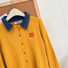 🆕Miu Miu26早秋牛仔拼接翻领麻花开衫,复古学院千金天花板✨牛仔撞色翻领+经典麻花绞花纹理,少女复古氛围感直接拉满 🆕Miu Miu26早秋牛仔拼接翻领麻花开衫,复古学院千金天花板✨牛仔撞色翻领+经典麻花绞花纹理,少女复古氛围感直接拉满