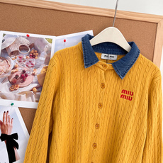 🆕Miu Miu26早秋牛仔拼接翻领麻花开衫,复古学院千金天花板✨牛仔撞色翻领+经典麻花绞花纹理,少女复古氛围感直接拉满 🆕Miu Miu26早秋牛仔拼接翻领麻花开衫,复古学院千金天花板✨牛仔撞色翻领+经典麻花绞花纹理,少女复古氛围感直接拉满
