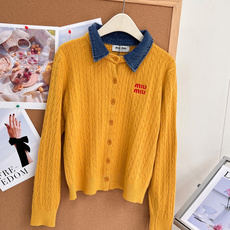 🆕Miu Miu26早秋牛仔拼接翻领麻花开衫,复古学院千金天花板✨牛仔撞色翻领+经典麻花绞花纹理,少女复古氛围感直接拉满 🆕Miu Miu26早秋牛仔拼接翻领麻花开衫,复古学院千金天花板✨牛仔撞色翻领+经典麻花绞花纹理,少女复古氛围感直接拉满