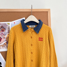 🆕Miu Miu26早秋牛仔拼接翻领麻花开衫,复古学院千金天花板✨牛仔撞色翻领+经典麻花绞花纹理,少女复古氛围感直接拉满 🆕Miu Miu26早秋牛仔拼接翻领麻花开衫,复古学院千金天花板✨牛仔撞色翻领+经典麻花绞花纹理,少女复古氛围感直接拉满