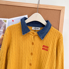 🆕Miu Miu26早秋牛仔拼接翻领麻花开衫,复古学院千金天花板✨牛仔撞色翻领+经典麻花绞花纹理,少女复古氛围感直接拉满 🆕Miu Miu26早秋牛仔拼接翻领麻花开衫,复古学院千金天花板✨牛仔撞色翻领+经典麻花绞花纹理,少女复古氛围感直接拉满