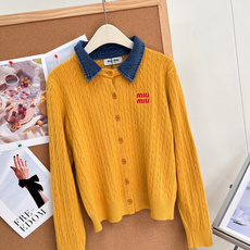 🆕Miu Miu26早秋牛仔拼接翻领麻花开衫,复古学院千金天花板✨牛仔撞色翻领+经典麻花绞花纹理,少女复古氛围感直接拉满 🆕Miu Miu26早秋牛仔拼接翻领麻花开衫,复古学院千金天花板✨牛仔撞色翻领+经典麻花绞花纹理,少女复古氛围感直接拉满