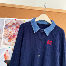 🆕Miu Miu26早秋牛仔拼接翻领麻花开衫,复古学院千金天花板✨牛仔撞色翻领+经典麻花绞花纹理,少女复古氛围感直接拉满 🆕Miu Miu26早秋牛仔拼接翻领麻花开衫,复古学院千金天花板✨牛仔撞色翻领+经典麻花绞花纹理,少女复古氛围感直接拉满