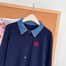 🆕Miu Miu26早秋牛仔拼接翻领麻花开衫,复古学院千金天花板✨牛仔撞色翻领+经典麻花绞花纹理,少女复古氛围感直接拉满 🆕Miu Miu26早秋牛仔拼接翻领麻花开衫,复古学院千金天花板✨牛仔撞色翻领+经典麻花绞花纹理,少女复古氛围感直接拉满