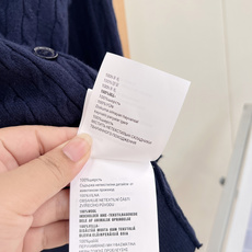 🆕Miu Miu26早秋牛仔拼接翻领麻花开衫,复古学院千金天花板✨牛仔撞色翻领+经典麻花绞花纹理,少女复古氛围感直接拉满 🆕Miu Miu26早秋牛仔拼接翻领麻花开衫,复古学院千金天花板✨牛仔撞色翻领+经典麻花绞花纹理,少女复古氛围感直接拉满