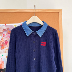 🆕Miu Miu26早秋牛仔拼接翻领麻花开衫,复古学院千金天花板✨牛仔撞色翻领+经典麻花绞花纹理,少女复古氛围感直接拉满 🆕Miu Miu26早秋牛仔拼接翻领麻花开衫,复古学院千金天花板✨牛仔撞色翻领+经典麻花绞花纹理,少女复古氛围感直接拉满