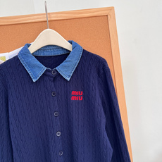 🆕Miu Miu26早秋牛仔拼接翻领麻花开衫,复古学院千金天花板✨牛仔撞色翻领+经典麻花绞花纹理,少女复古氛围感直接拉满 🆕Miu Miu26早秋牛仔拼接翻领麻花开衫,复古学院千金天花板✨牛仔撞色翻领+经典麻花绞花纹理,少女复古氛围感直接拉满