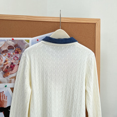🆕Miu Miu26早秋牛仔拼接翻领麻花开衫,复古学院千金天花板✨牛仔撞色翻领+经典麻花绞花纹理,少女复古氛围感直接拉满 🆕Miu Miu26早秋牛仔拼接翻领麻花开衫,复古学院千金天花板✨牛仔撞色翻领+经典麻花绞花纹理,少女复古氛围感直接拉满