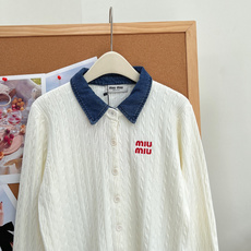 🆕Miu Miu26早秋牛仔拼接翻领麻花开衫,复古学院千金天花板✨牛仔撞色翻领+经典麻花绞花纹理,少女复古氛围感直接拉满 🆕Miu Miu26早秋牛仔拼接翻领麻花开衫,复古学院千金天花板✨牛仔撞色翻领+经典麻花绞花纹理,少女复古氛围感直接拉满